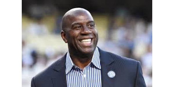 Johnson passerer gennem Charlotte Hornets trøjer